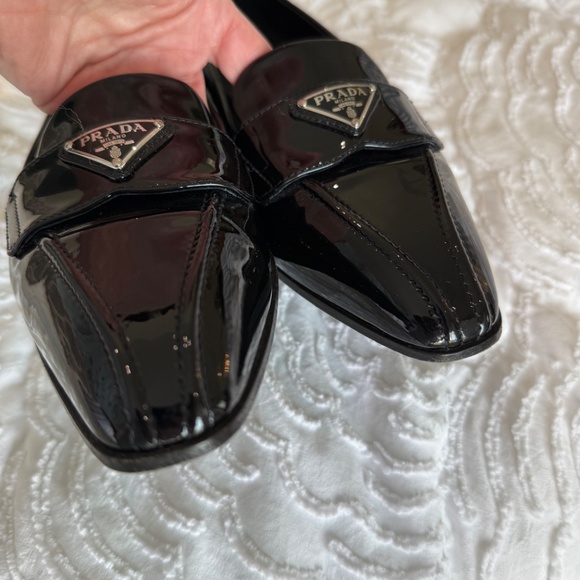 PRADA Vernice Metal Triangle Logo Pointed Toe 25mm Loafers - Picture 7 of 9